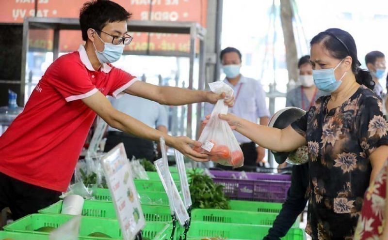 Người tiêu dùng mua hàng tại điểm bán hàng lưu động phường Thượng Đình (Thanh Xuân)