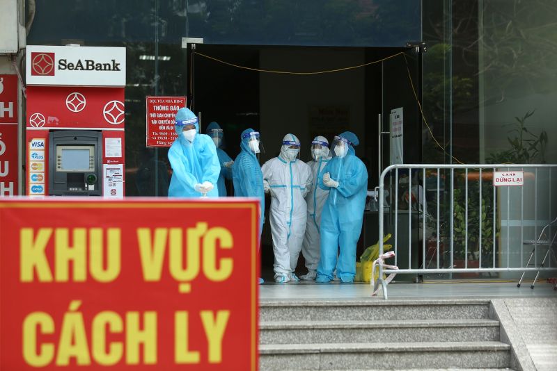 Hà Nội: Gấp rút đưa F1 đi cách ly từ chung cư HH4C Linh Đàm