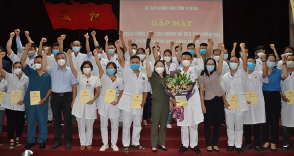 Đồng chí Vũ Thị Hiền Hạnh - Phó Chủ tịch UBND tỉnh tặng hoa đoàn công tác lên đường nhận nhiệm vụ