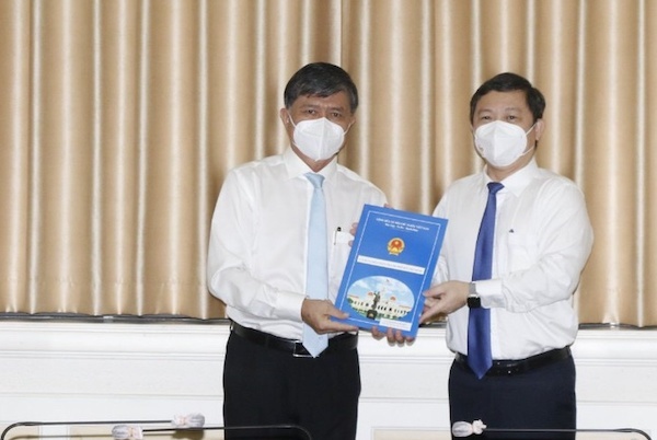 Ông Nguyễn Văn Hiếu (trái) nhận quyết định bổ nhiệm Giám đốc Sở GD-ĐT TP. Hồ Chí Minh sáng nay (20/8)