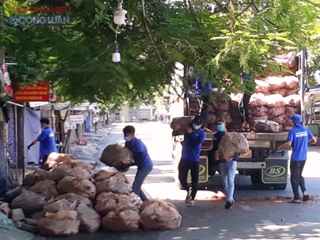 xe chở rau từ Đà Lạt về, các phường trên địa bàn quận Liên Chiểu đã huy động lực lượng Đoàn thanh niên nhanh chóng đưa rau, củ, quả đến người dân
