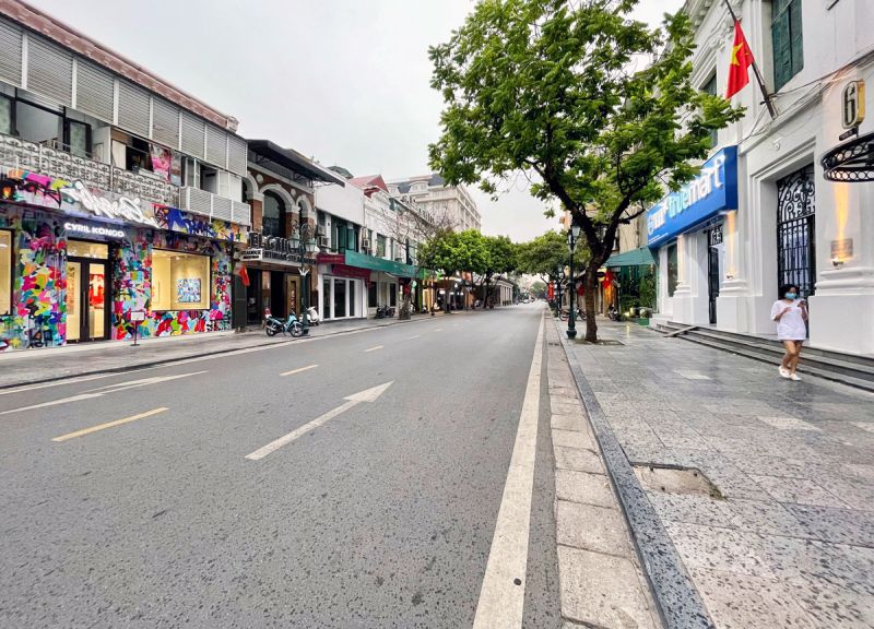 Đường phố Hà Nội vắng vẻ ngày giãn cách xã hội
