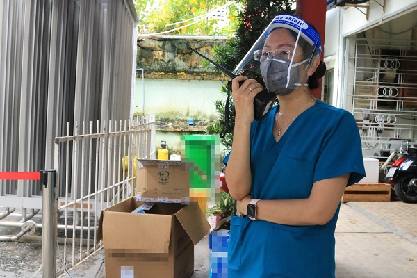 Điều dưỡng Nguyễn Thị Xuân Ái (37 tuổi) đang công tác tại cơ sở thu dung, điều trị Covid-19 ở Q.Bình Thạnh: “Chúng tôi biết, sau mỗi chuyến hàng là tình cảm của rất rất nhiều người. Chúng tôi thực sự ấm lòng”