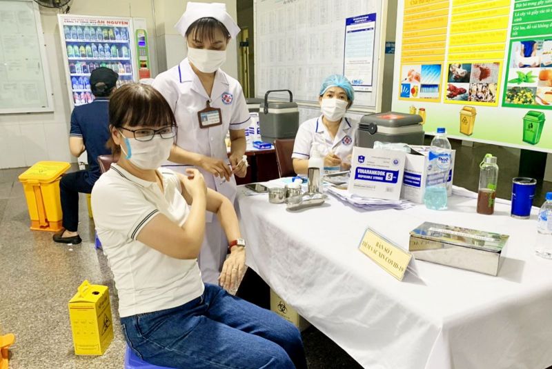 Người lao động BSR được tiêm mũi thứ 2 vắc xin phòng Covid-19 loại Pfizer-BioNtech tại Bệnh viện Đa khoa tỉnh Quảng Ngãi
