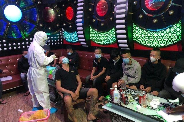 Quảng Ngãi: Bất chấp lệnh cấm, quán karaoke - massage mở cửa đón 21 thanh niên “phê” ma túy