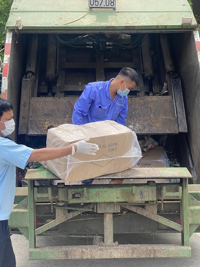 Thủ đoạn dùng xe chở rác để vận chuyển hàng lậu vừa bị lực lượng chức năng tỉnh Lạng Sơn phát hiện và bắt giữ