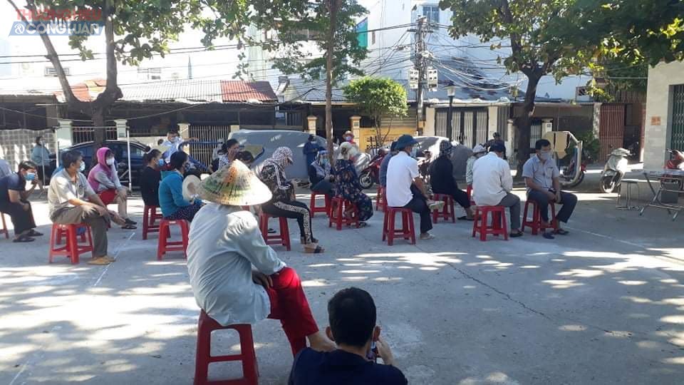 Tổ 24, phường An Khê, quận Thanh Khê, người dân đi lấy mẫu xét nghiệm đợt 2