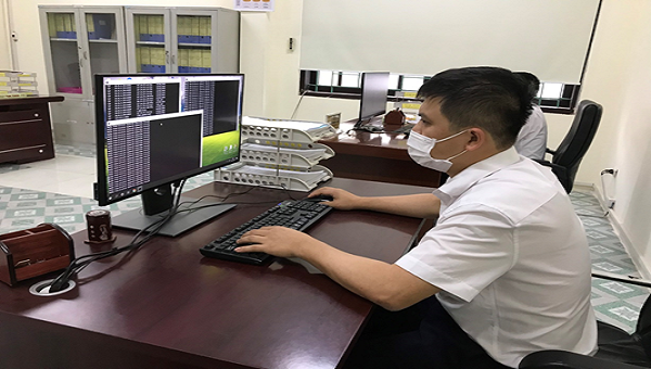 Nhân viên phòng công nghệ thông tin (Công ty Điện lực Cao Bằng) đang rà soát kiểm tra máy tính người dùng