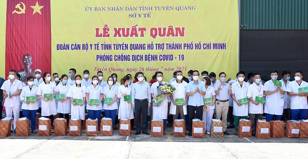 Lãnh đạo tỉnh tặng hoa, quà cho đoàn cán bộ y, bác sỹ lên đường hỗ trợ thành phố Hồ Chí Minh (đợt 1)