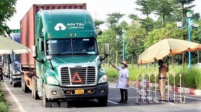 Thống nhất khai báo y tế với xe 'luồng xanh' khi đi qua các chốt kiểm soát phía Nam