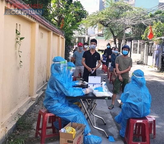 Lực lượng y tế quận Liên Chiểu, lấy mẫu xét nghiệm trong toàn dân, lần 3, tại tổ 49, phường Hòa Minh