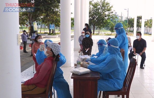 Lực lượng y tế quận Liên Chiểu, lấy mẫu xét nghiệm trong toàn dân, lần 3, tại tổ 35, phường Hòa Hiệp Nam