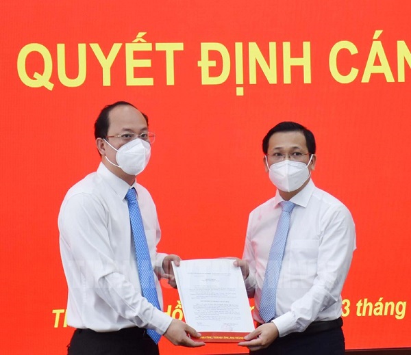 Phó Bí thư Thành ủy TPHCM - Nguyễn Hồ Hải trao Quyết định của Ban thường vụ Thành ủy TPHCM cho ông Nguyễn Hoàng Anh.