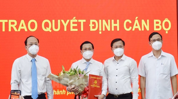 Các đại biểu tặng hoa chúc mừng Phó Chánh Văn phòng Thành ủy TP. HCM Nguyễn Hoàng Anh