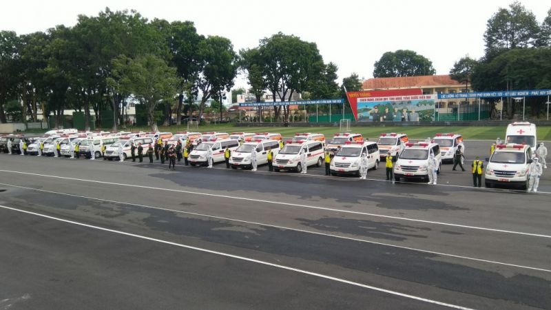 Bộ Quốc phòng bàn giao 30 xe cấp cứu cho TP.Hồ Chí Minh chống dịch. Ảnh: Nguyên Pháp