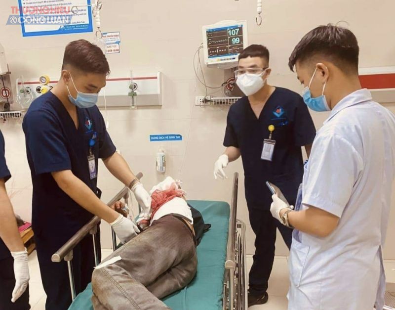 Các bác sĩ Bệnh viện Đa khoa Hùng Vương cấp cứu kịp thời cho bệnh nhân bị máy xẻ gỗ cắt lìa cánh tay trái