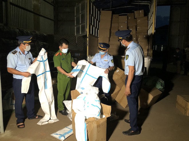 Lào Cai: Ngăn chặn kịp thời trên 8.300 bộ quần áo bảo hộ không rõ nguồn gốc xuất xứ chuẩn bị tiêu thụ