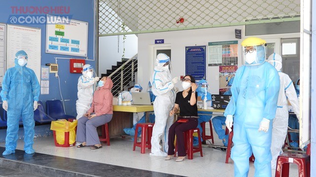 Ban Chỉ đạo ph&ograve;ng, chống Covid-19 th&agrave;nh phố Đ&agrave; Nẵng đề nghị c&aacute;c tổ chức, c&aacute; nh&acirc;n c&oacute; li&ecirc;n quan đến những địa điểm tr&ecirc;n lập tức li&ecirc;n hệ với cơ sở y tế gần nhất để khai b&aacute;o v&agrave; được hướng dẫn