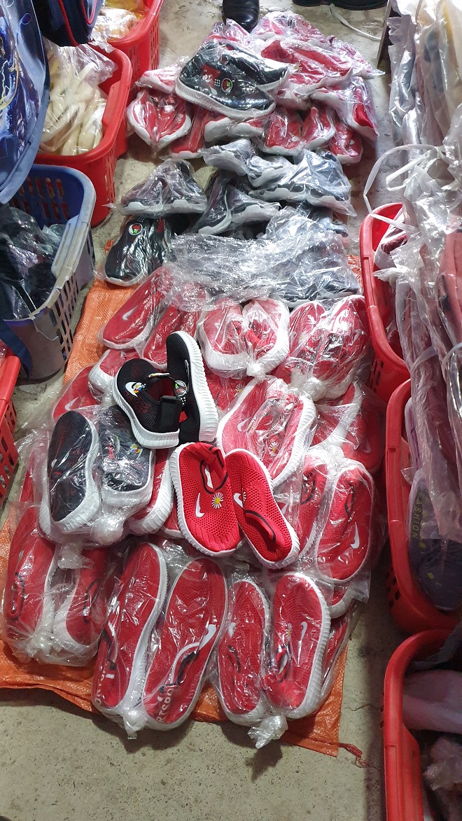 Lạng Sơn: Tạm giữ nhiều hàng hóa có dấu hiệu giả mạo nhãn hiệu NIKE