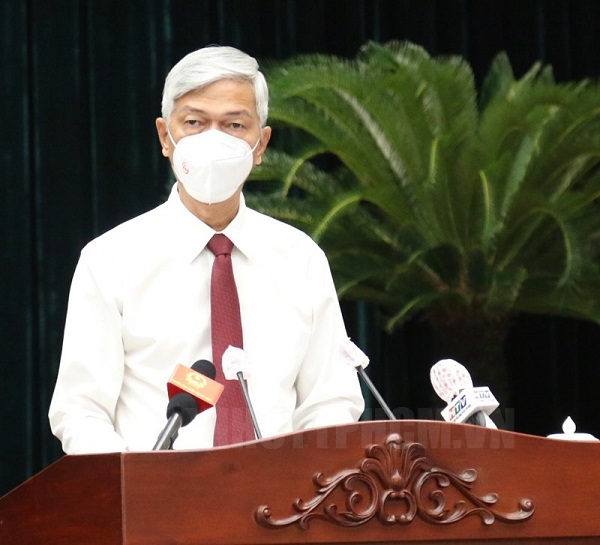 Phó Chủ tịch UBND TP Võ Văn Hoan trình bày các tờ trình của UBND TP