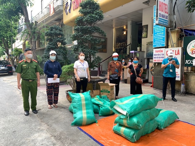 Hoạt động trao quà hỗ trợ trên địa bàn phường Dịch Vọng Hậu