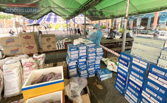 Số lượng hàng hóa được Hội Doanh nhân trẻ chuẩn bị tại điểm bán hàng lưu động trước Trường THCS Nguyễn Chí Thanh (phường Mân Thái, quận Sơn Trà).