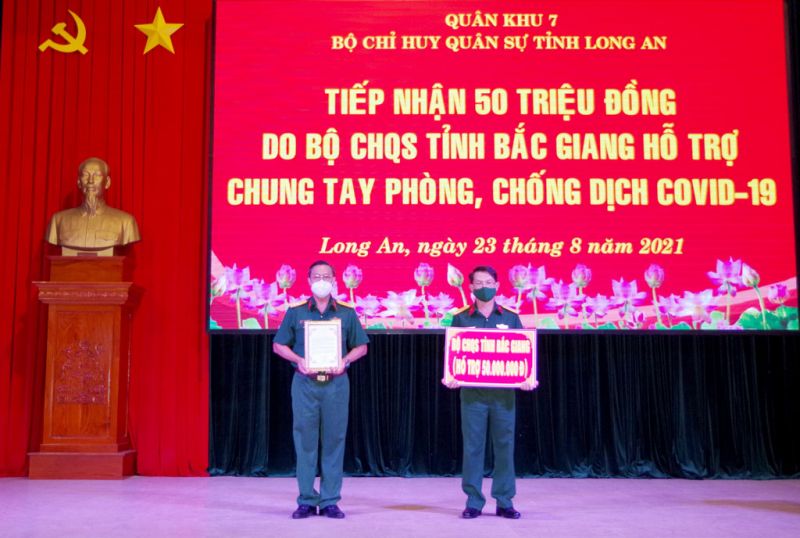 Bộ CHQS tỉnh Long An tiếp nhận bảng tượng trưng kinh phí do Bộ CHQS tỉnh Bắc Giang gửi tặng