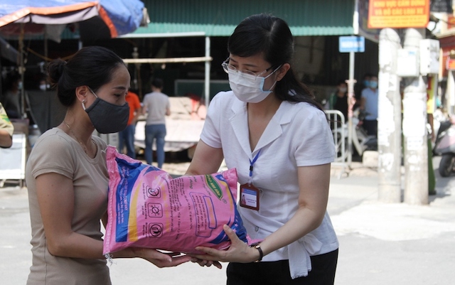 Phó chủ tịch UBND phường Dịch Vọng Hậu- Bà Nguyễn Thị Ngọc Ánh trao kinh phí, quà hỗ trợ cho người lao động khó khăn đang sinh sống trên địa bàn