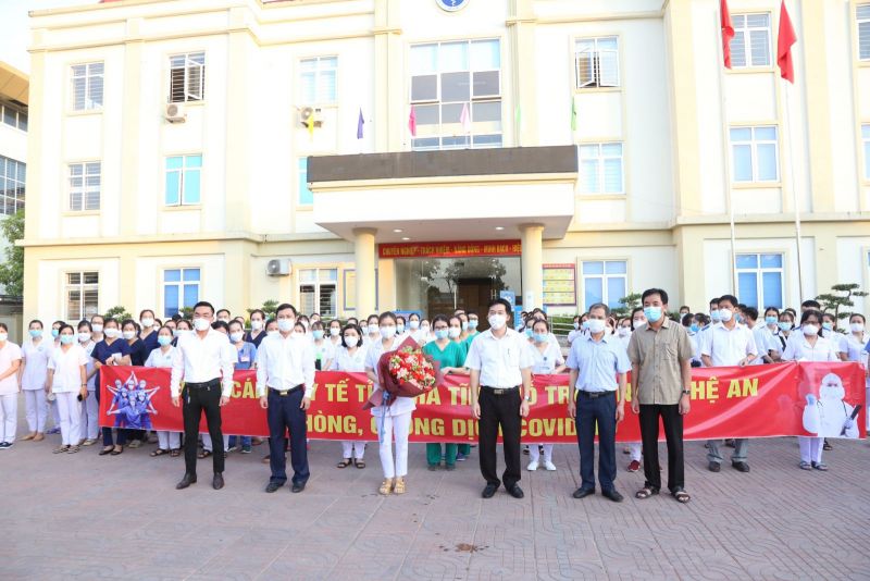 Sở Y tế Hà Tĩnh đã làm lễ xuất quân 152 cán bộ, nhân viên, sinh viên ngành Y tế Hà Tĩnh tham gia hỗ trợ tỉnh Nghệ An lấy mẫu xét nghiệm diện rộng.