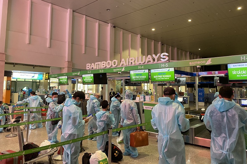 Các hành khách làm thủ tục tại sân bay Tân Sơn Nhất.