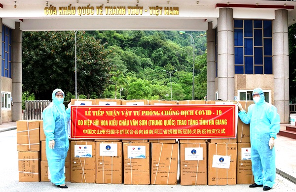 Đại diện lãnh đạo Sở Ngoại vụ và Sở Y tế tiếp nhận vật tư y tế do Hiệp hội Hoa kiều châu Văn Sơn, tỉnh Vân Nam, Trung Quốc trao tặng Đại diện lãnh đạo Sở Ngoại vụ và Sở Y tế tiếp nhận vật tư y tế do Hiệp hội Hoa kiều châu Văn Sơn, tỉnh Vân Nam, Trung Quốc trao tặng