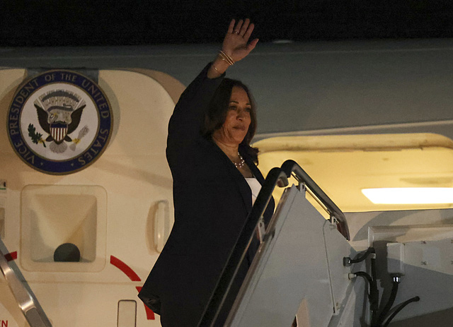 Phó Tổng thống Hoa Kỳ Kamala Harris lên máy bay tại căn cứ Andrews ở bang Maryland, khởi hành chuyến thăm Singapore và Việt Nam ngày 20/8/2021. Ảnh: AP