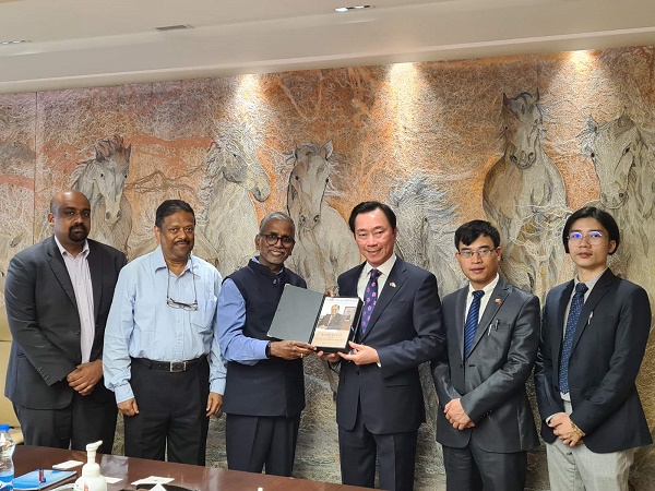 Đại sứ Phạm Sanh Châu và nhóm “Phản ứng nhanh về Thuốc và Vaccine làm việc với Ấn Độ tại Bangalore