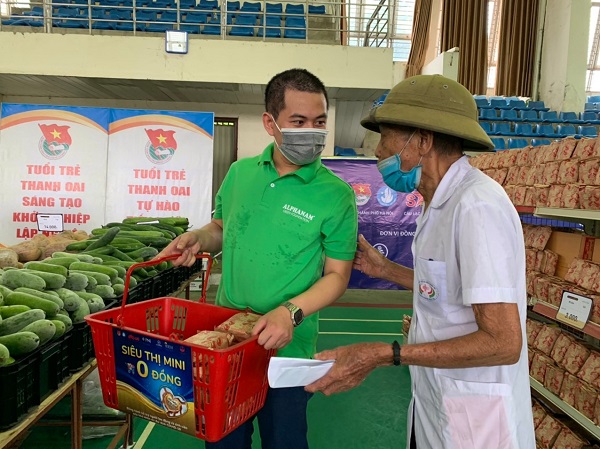 Đến mua sắm tại Siêu thị mini 0 đồng huyện Thanh Oai, bà con được các tình nguyện viên của Alphanam Green Foundation hướng dẫn tận tình