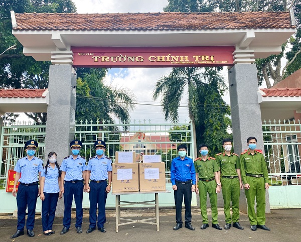 Cục Quản lý thị trường tỉnh Đắk Lắk trao tặng vật tư y tế cho khu cách ly tập trung