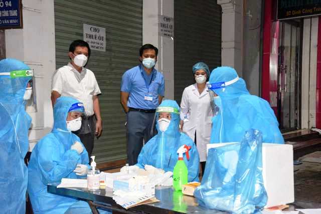 TP. Vinh đang tổ chức xét nghiệm sàng lọc SARS-CoV-2 cho người dân trên địa bàn.