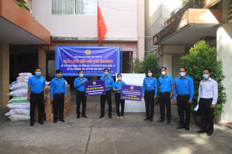 Liên đoàn Lao động tỉnh trao bảng tượng trựng tặng hơn 12.000 phần quà cho công nhân, lao động Công ty TNHH Pouyuen Việt Nam