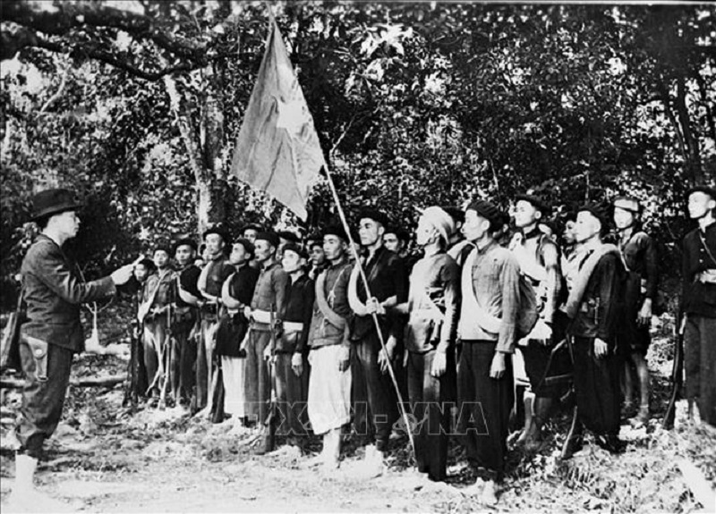 Đồng chí Võ Nguyên Giáp đọc Quân lệnh số I - Quyết định thành lập Đội Việt Nam Tuyên truyền Giải phóng quân (22/12/1944). Ảnh: Tư liệu TTXVN