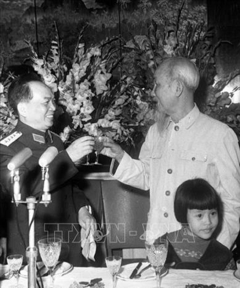 Chủ tịch Hồ Chí Minh và Đại tướng Võ Nguyên Giáp tại buổi chiêu đãi nhân kỷ niệm lần thứ 22 Ngày thành lập QĐND Việt Nam (22/12/1966). Ảnh: TTXVN