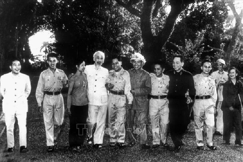 Chủ tịch Hồ Chí Minh, Đại tướng Võ Nguyên Giáp với đoàn đại biểu anh hùng, chiến sĩ thi đua các lực lượng vũ trang nhân dân giải phóng miền Nam ra thăm miền Bắc (15/11/1965). Ảnh: TTXVN