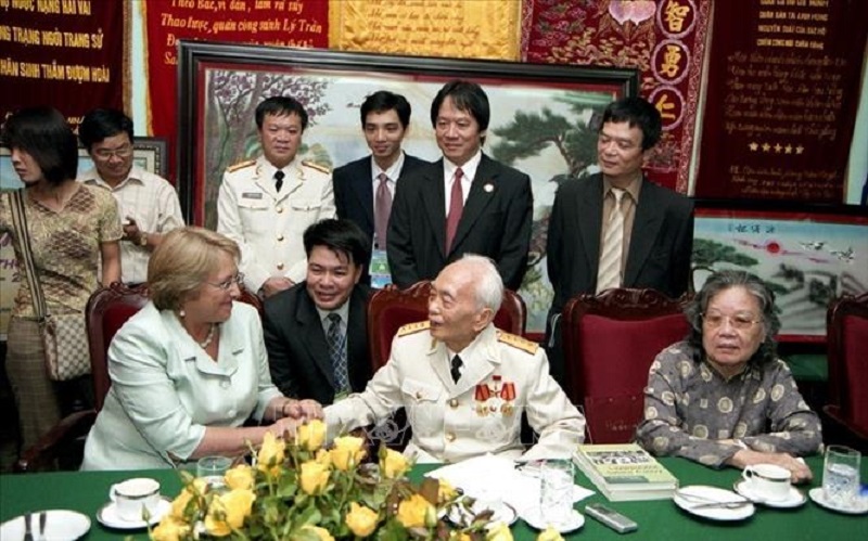 Ngày 17/11/2006, tại Hà Nội, Đại tướng Võ Nguyên Giáp tiếp Tổng thống Chile Michelle Bachelet nhân chuyến thăm chính thức Việt Nam. Ảnh: Thống Nhất/TTXVN