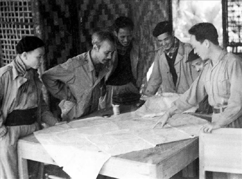 Chủ tịch Hồ Chí Minh, Đại tướng Võ Nguyên Giáp (ngoài cùng bên phải) cùng các đồng chí trong Thường vụ Trung ương Đảng bàn kế hoạch mở Chiến dịch biên giới 1950. Ảnh: Tư liệu TTXVN