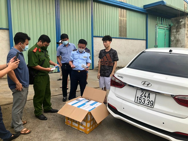 Lào Cai: Liên tiếp phát hiện 2 vụ việc với hàng chục nghìn sản phẩm vi phạm bị xử lý trong ngày