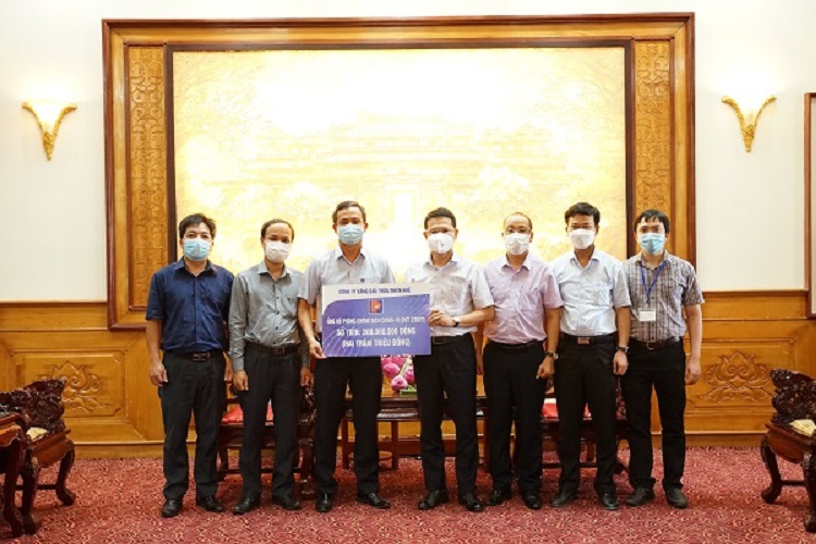 Đại diện Petrolimex Thừa Thiên Huế trao tặng cho tỉnh số tiền ủng hộ công tác phòng chống dịch.