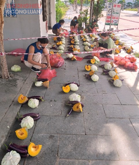 Tổ 35, phường Hòa Hiệp Nam, quận Liên Chiểu chia phần thực phẩm để phát cho người dân