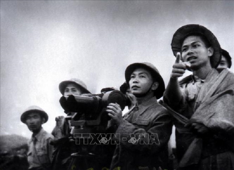 Đại tướng Võ Nguyên Giáp quan sát trận địa Điện Biên Phủ lần cuối trước khi phát lệnh nổ súng tấn công. Ảnh: Tư liệu TTXVN