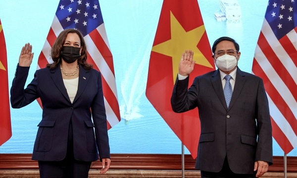 Thủ tướng Phạm Minh Chính (phải) tiếp Phó tổng thống Mỹ Kamala Harris tại văn phòng chính phủ ở Hà Nội hôm nay (Ảnh: Reuters)