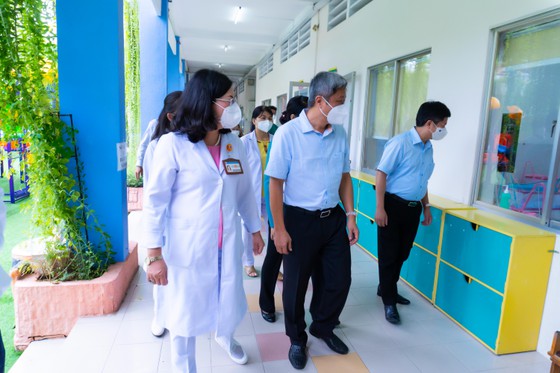 Thứ trưởng Bộ Y tế Nguyễn Trường Sơn thăm các bé sơ sinh đang được chăm sóc tại Trung tâm H.O.P.E