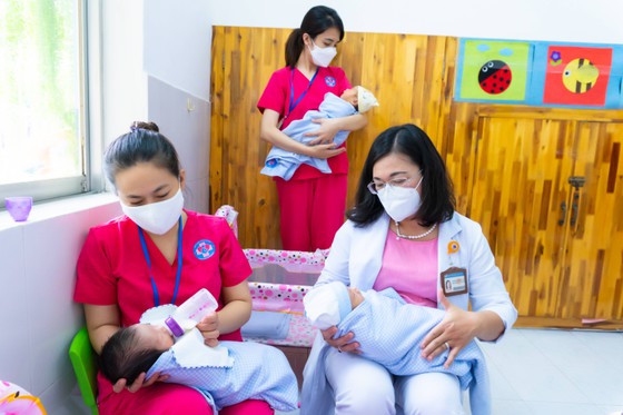 TS.BS Hoàng Thị Diễm Tuyết, Giám đốc Bệnh viện Hùng Vương và các nhân viên y tế chăm sóc các bé