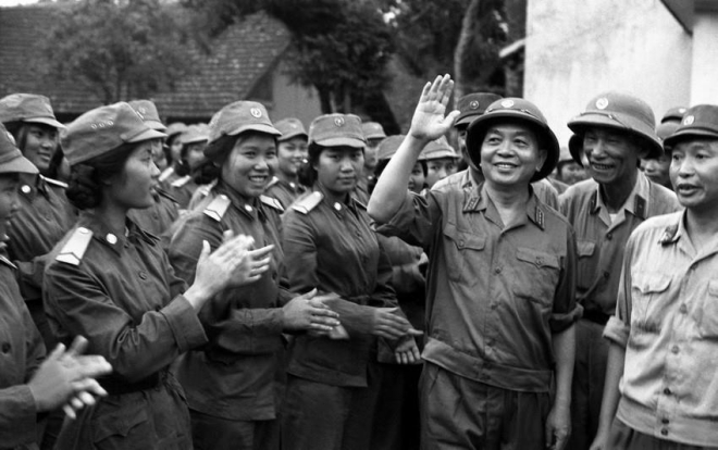 Ngày 5/5/1973, Đại tướng Võ Nguyên Giáp thăm các đơn vị thông tin và quân y tham gia duyệt binh ngày 1/5/1973. Ảnh: Vũ Tạo-TTXVN